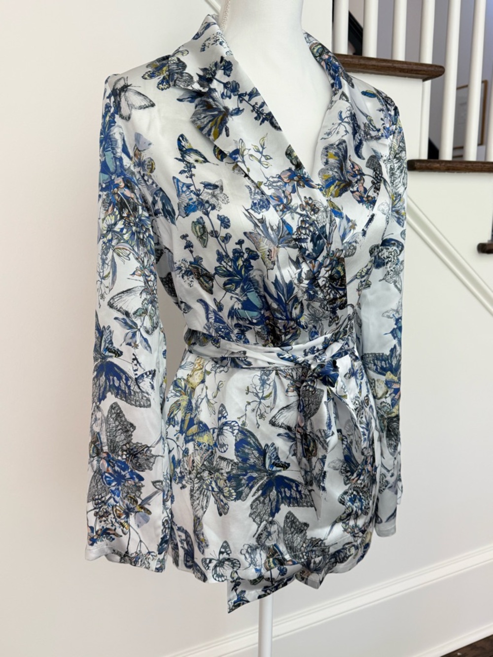 L'AGENCE Ciara Silk Butterfly Robe Jacket Top -size small - Picture 6 of 13